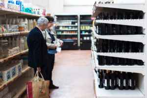 Quelques-uns des premiers client de votre supermarché coopératif préféré.